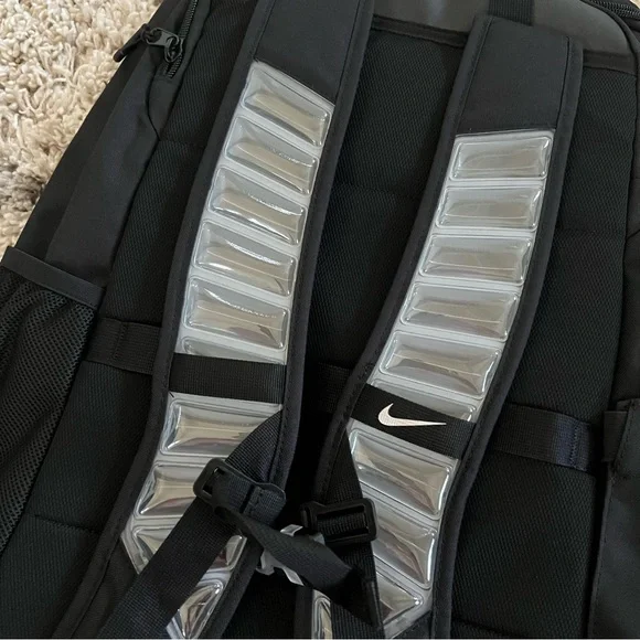 ✔️NWT✔️ NIKE Varsity Elite Backpack Black Metallic Silver - Picture 6 of 12